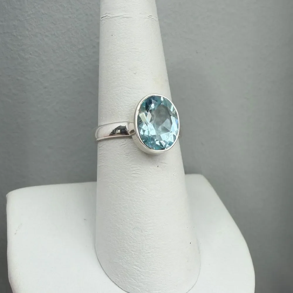 NWT 8x10.5mm oval‎ cut faceted blue topaz solitaire ring in sterling silver!